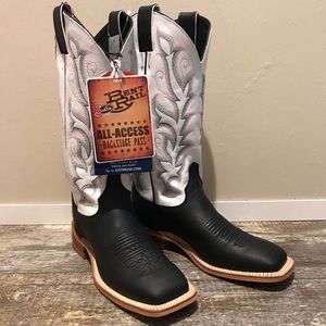 BNWT BLACK AND WHITE JUSTIN BOOTS!